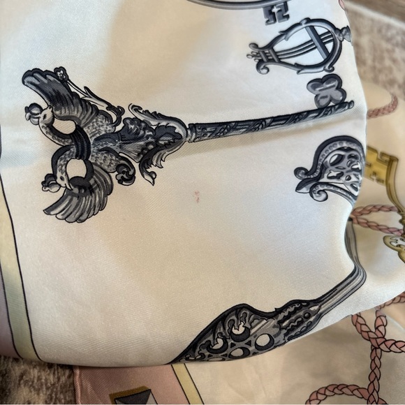 Hermes Scarf Printed  Silk 100% 34x34” with box - Picture 8 of 11